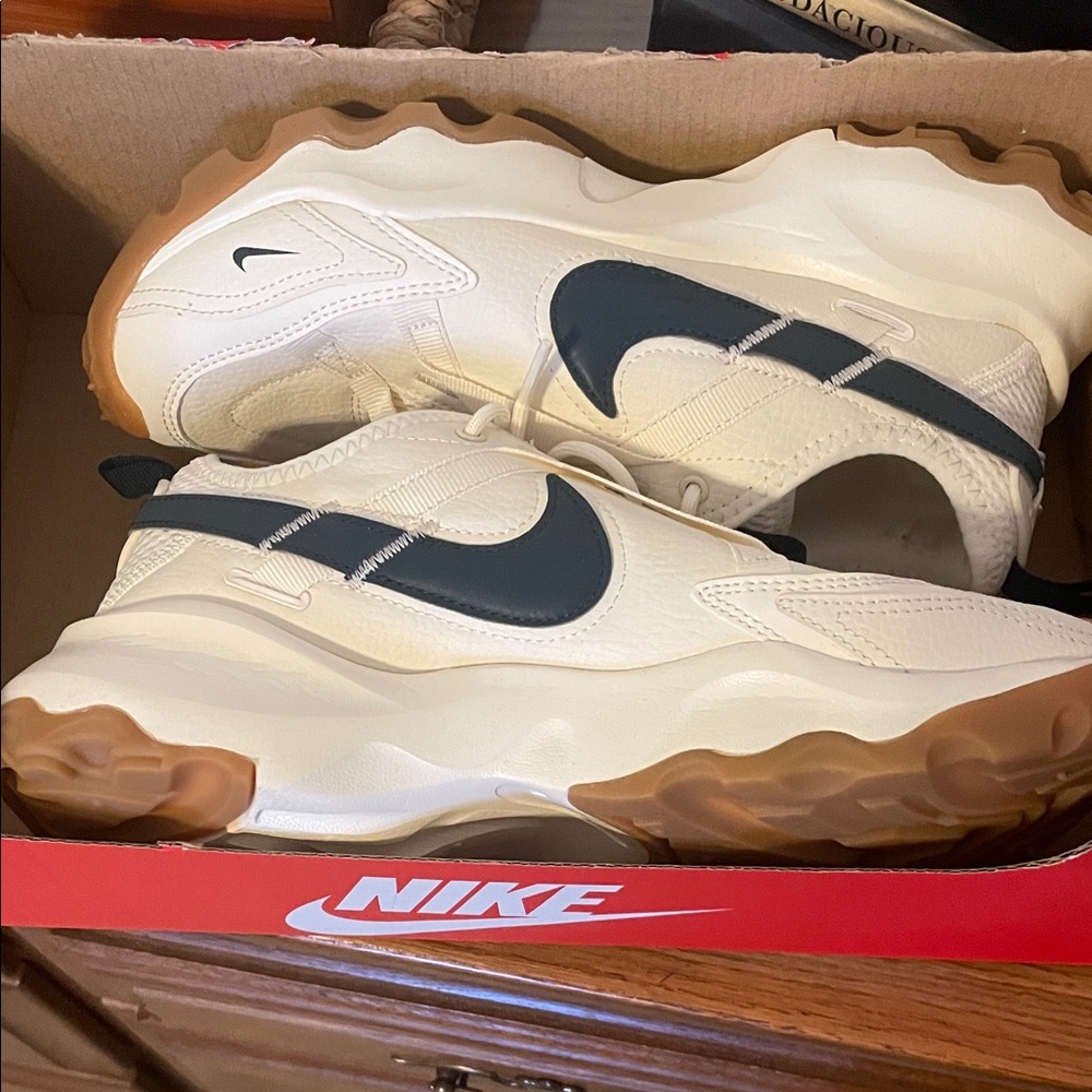 Nike Women’s TC 7900 Pale Ivory Armory Navy